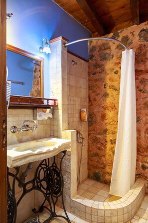 Maison | Salle de bain | Douche, serviettes fournies