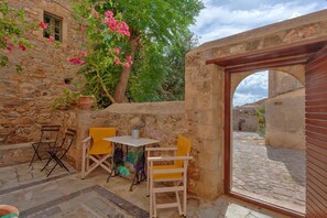 House | Outdoor dining - Telesilla House in Monemvasia (Monemvasia)