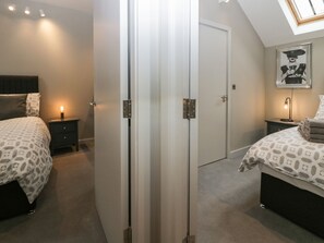 3 quartos, individualmente decorados, individualmente mobiliados