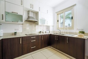 Fridge, microwave, oven, stovetop - Villa Cherry Palm Sum (Pernera)