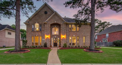 Big Texas Living - Spacious 5-BD with Pool