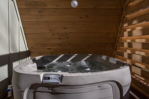 Outdoor spa tub - Gatlinburg A Frame/Near Downtown/Hot Tub (Gatlinburg)