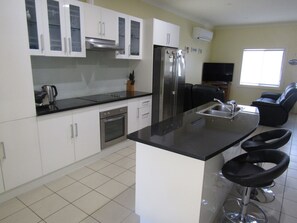 Fridge, microwave, oven, stovetop - The Shack at Stansbury - Short walk to the beach! Off peak special! (Stansbury)