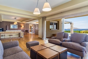 Casa, 5 habitaciones, para fumadores, alberca privada | Sala de estar