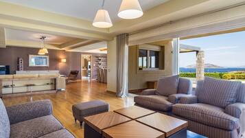 House, 5 Bedrooms, Smoking, Private Pool | Living room