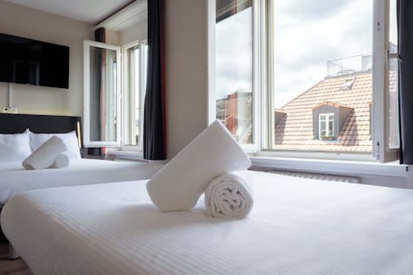 Escritorio, espacio para trabajar con laptop y wifi gratis