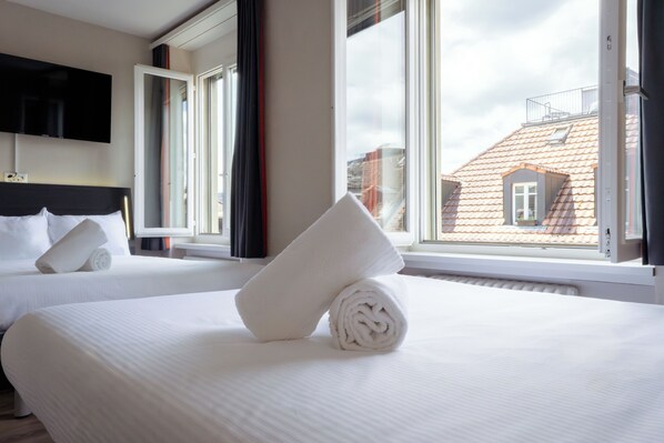 Basic Twin Room | Desk, laptop workspace, free WiFi, bed sheets
