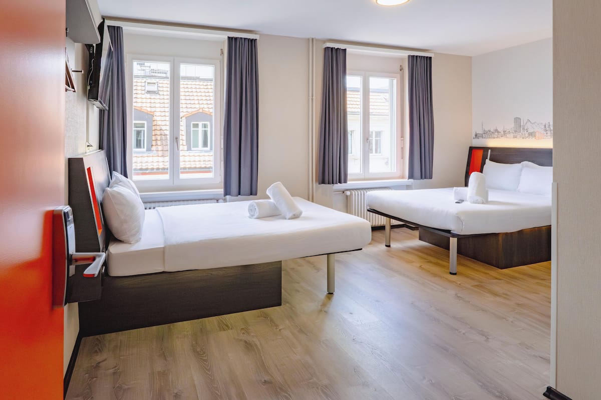 Basic Twin Room | Desk, laptop workspace, free WiFi, bed sheets