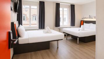 Habitación urbana con 2 camas individuales, 2 camas matrimoniales, para no fumadores | Escritorio, espacio para trabajar con laptop y wifi gratis