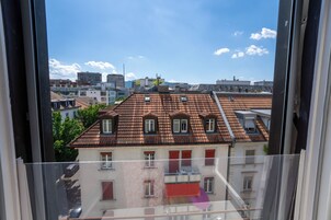 Escritorio, espacio para trabajar con laptop y wifi gratis 