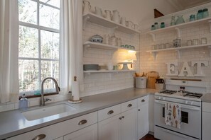 Køleskab, mikrobølgeovn, ovn, kogeplade