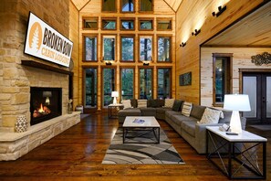 Interior - 5 bedroom with  Playground fort!! (Broken Bow)