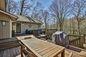 Outdoor dining - Duck's Nest 2BR: Modern Creekside Retreat w/ Large Deck | Pet Friendly (Highlands)