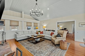 Smart TV, fireplace, computer monitors - Duck's Nest 2BR: Modern Creekside Retreat w/ Large Deck | Pet Friendly (Highlands)