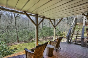 Terrace/patio - Duck's Nest 3BR: Modern Creekside Retreat w/ Large Deck, Private Lower Suite (Highlands)