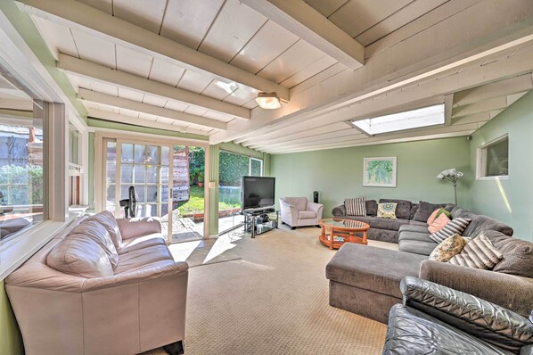 House (6 Bedrooms) | Interior - Walk to the Beach! Spacious 6BR La Jolla Home (La Jolla)