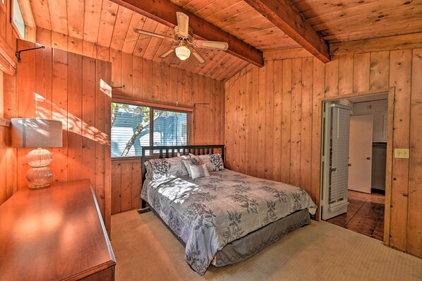 Interior - La Jolla Home & Detached Suite: Hot Tub & Backyard (La Jolla)