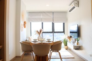 Lägenhet Deluxe - 2 sovrum | Värdeförvaringsskåp på rummet och mörkläggningsgardiner