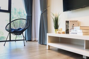 Lägenhet Comfort - 1 sovrum | Vardagsrum | 55-tums smart-tv med digitalkanaler