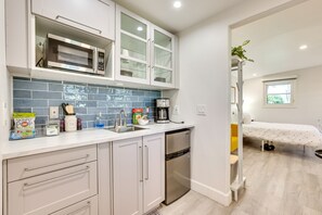 電子レンジ、コーヒー / ティーメーカー、調理器具と食器、ペーパータオル