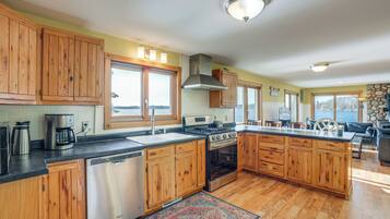 House (5 Bedrooms) | Interior