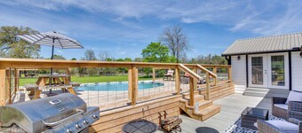 Grapeland Farm Retreat w/ Pool, Grill & Fire Pit