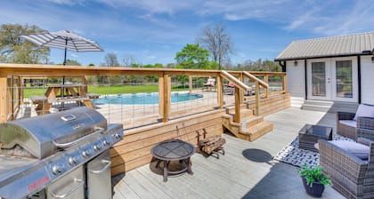 Grapeland Farm Retreat w/ Pool, Grill & Fire Pit