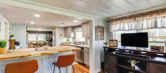 Pool, Grill & Fire Pit: Grapeland Farm Retreat