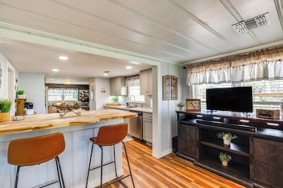 Pool, Grill & Fire Pit: Grapeland Farm Retreat