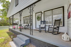 Interior - Pool, Grill & Fire Pit: Grapeland Farm Retreat (Grapeland)