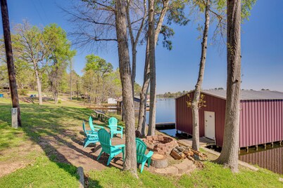 Hawkins Vacation Rental w/ On-site Lake Access!
