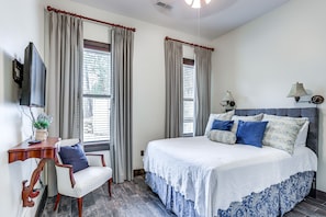 5 bedrooms, desk, laptop workspace, iron/ironing board - Ste Genevieve Home on 17 Acres, Near Wineries! (St Mary)