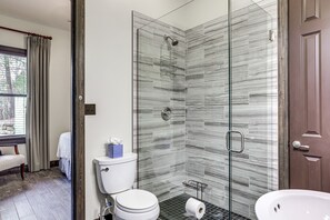 Huis (5 Bedrooms) | Badkamer | Een douche