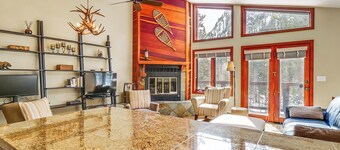 Downtown Frisco Townhome ~ 1 Mi to Lake Dillon!