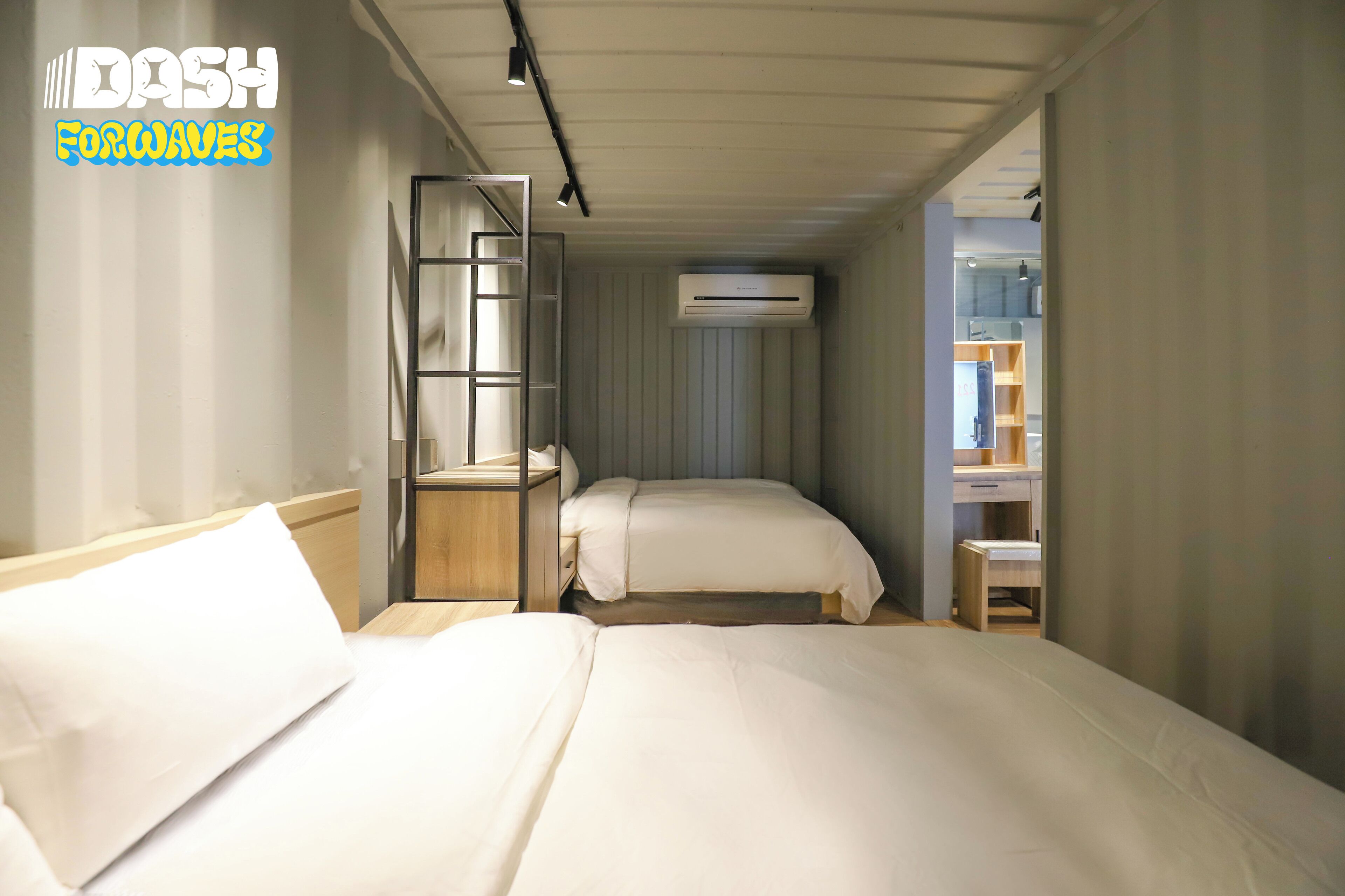 Cubrecamas, escritorio y wifi gratis 