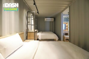 Down comforters, desk, free WiFi - Dash Forwaves Hotel (Toucheng)