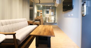 羽绒被、办公桌、免费 WiFi