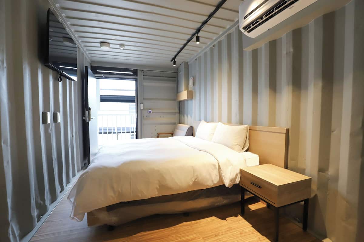 Down duvets, desk, free WiFi