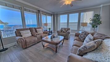 Condo, 3 Bedrooms | Living area