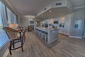 コンドミニアム 3 ベッドルーム | 専用キッチ�ン | 冷蔵庫、オーブン、コーヒー / ティーメーカー、トースター