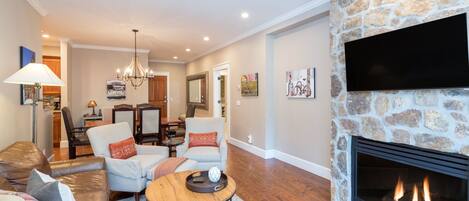 Condo, 3 Bedrooms | Living area
