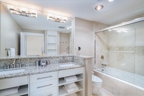 Appart'hôtel, 2 chambres | Salle de bain