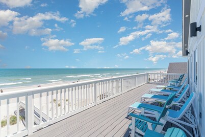 Ocean Whisper: Oceanfront, 10BR, Hot Tub, Newly Renovated