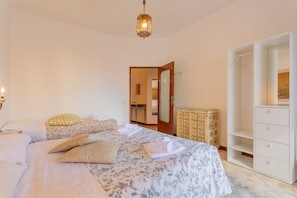 1 chambre, fer et planche à repasser, accès au Wi-Fi (inclus)