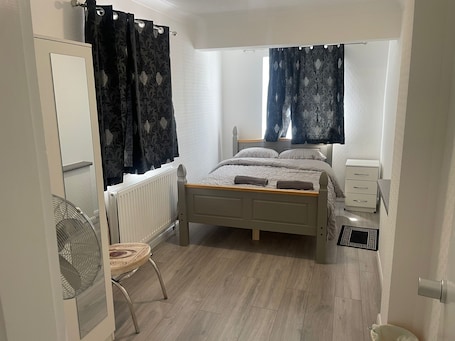 Free WiFi, bed sheets. OYO Baraka Edgware