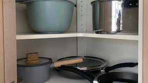 Une cuisine équipée d’un four encastré, d’une cuisinière et d’un plan de travail.