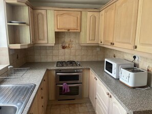 Standard Double Room - Shared | Shared kitchen facilities - OYO  Baraka Edgware (Edgware)
