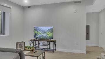 Apartment, 1 Bedroom | Living area | Smart TV, streaming services