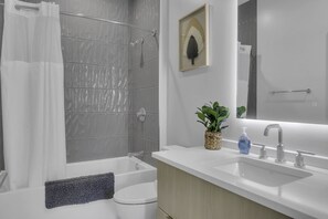 Apartamento, 2 habitaciones | Baño | Toallas y champú