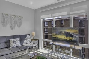 Apartamento, 2 habitaciones | Zona de estar | Una Smart TV, servicios de streaming